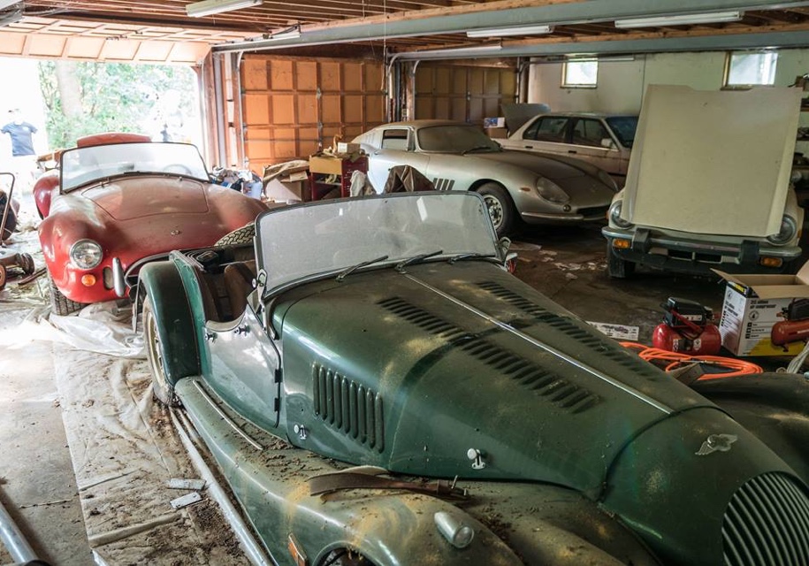 В гараже,который готовили под снос, нашли классические спорткары, забытые на 30 лет