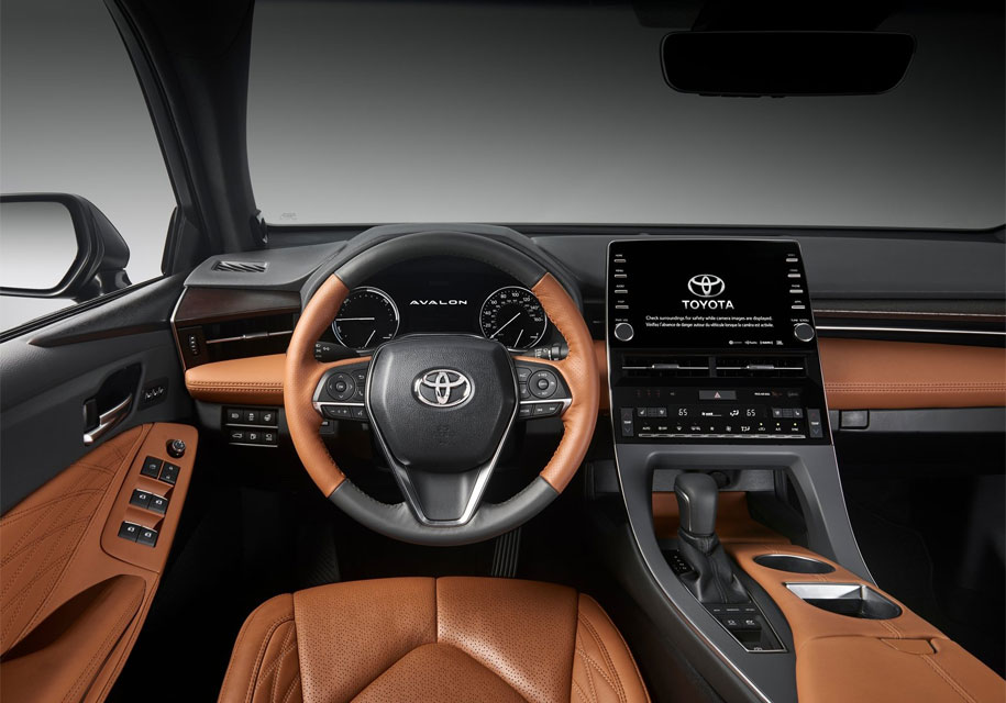 Новый Toyota Avalon: гигантская решетка, гибрид и 24-сантиметровый проекционник