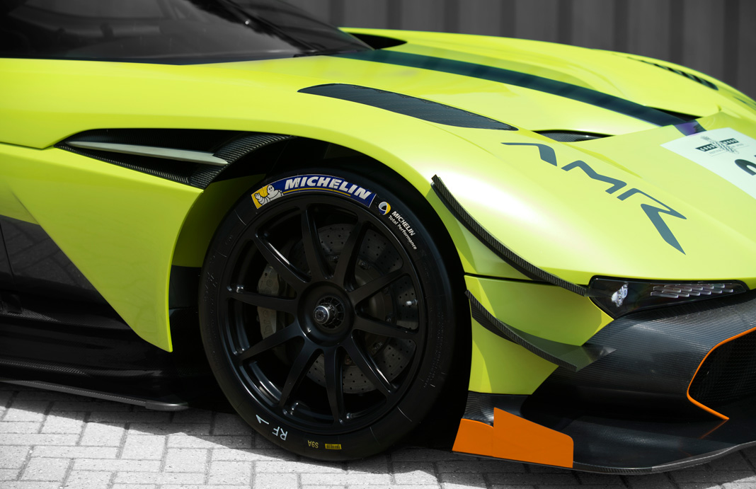 Все 24 экземпляра Aston Martin Vulcan проданы еще в прошлом году (по 2,3 миллиона долларов за штуку). А в эти выходные на фестивале в Гудвуде дебютирует еще более экстремальная версия Aston Martin Vulcan AMR Pro.