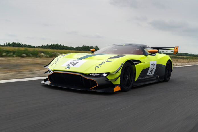 Все 24 экземпляра Aston Martin Vulcan проданы еще в прошлом году (по 2,3 миллиона долларов за штуку). А в эти выходные на фестивале в Гудвуде дебютирует еще более экстремальная версия Aston Martin Vulcan AMR Pro.