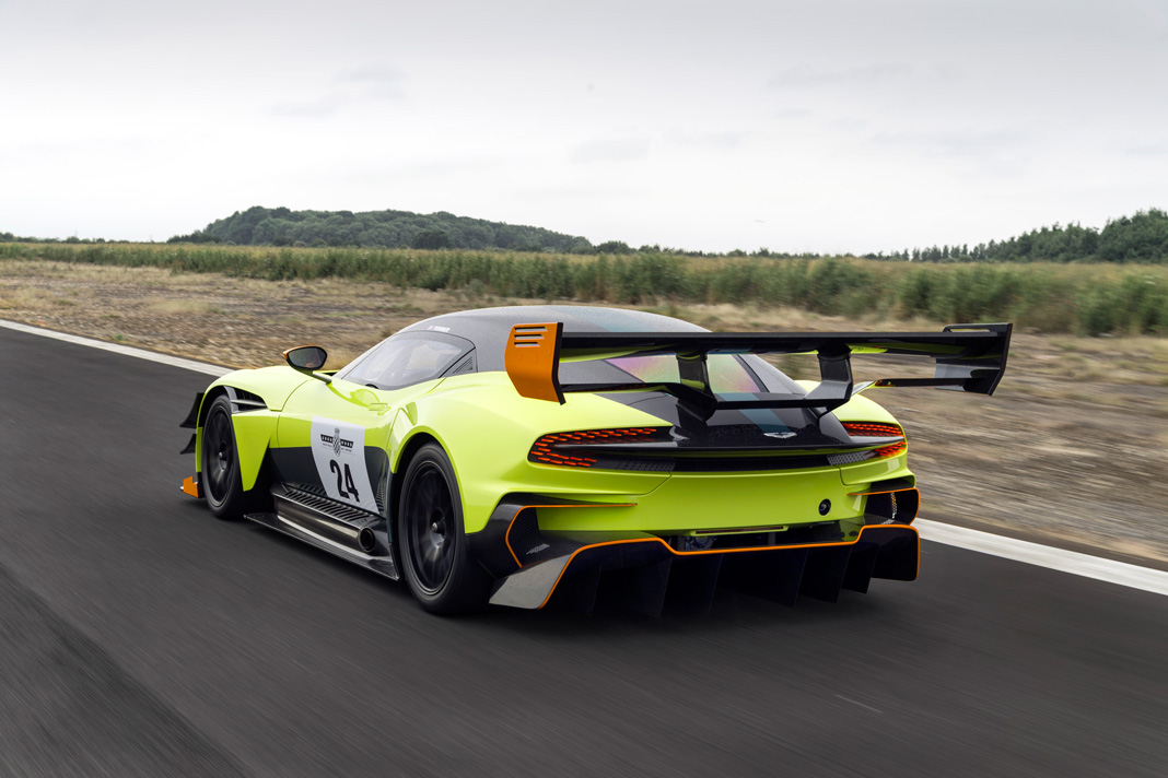 Все 24 экземпляра Aston Martin Vulcan проданы еще в прошлом году (по 2,3 миллиона долларов за штуку). А в эти выходные на фестивале в Гудвуде дебютирует еще более экстремальная версия Aston Martin Vulcan AMR Pro.