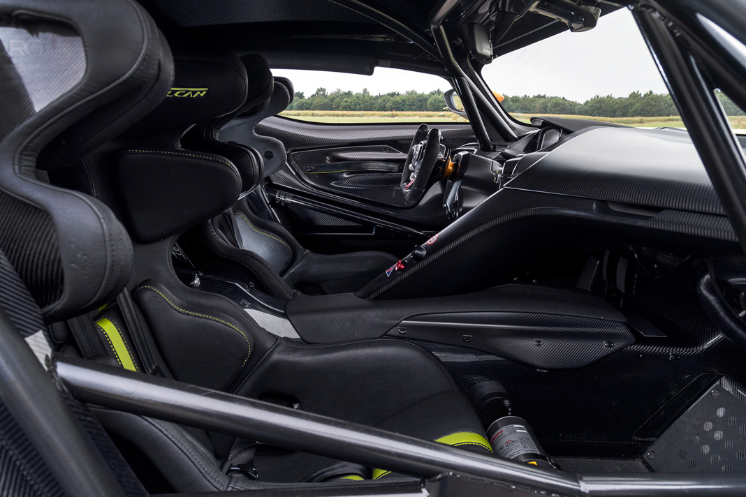 Все 24 экземпляра Aston Martin Vulcan проданы еще в прошлом году (по 2,3 миллиона долларов за штуку). А в эти выходные на фестивале в Гудвуде дебютирует еще более экстремальная версия Aston Martin Vulcan AMR Pro.