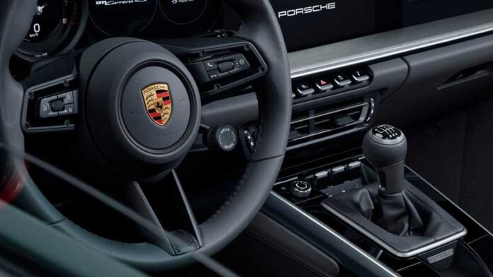 Механическая коробка на Porsche 911 стала опцией