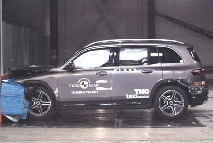 Mercedes-Benz GLB разбили в краш-тестах