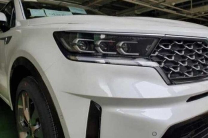 Появилось первое фото нового Kia Sorento