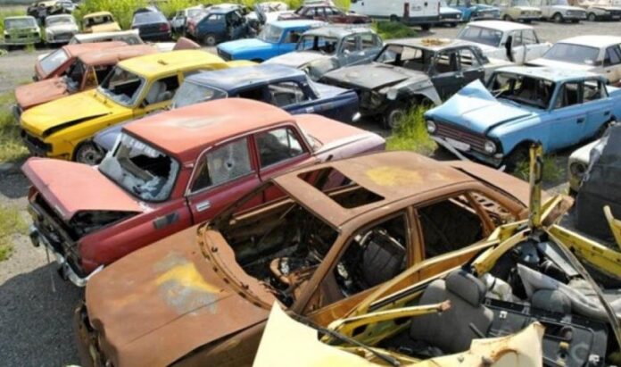 С улиц Киева уберут брошенные автомобили