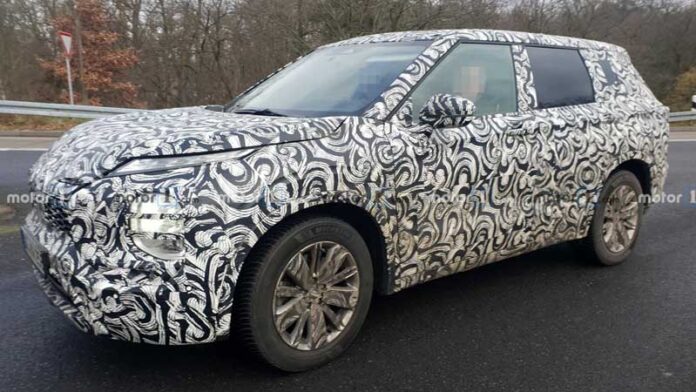 Будущий Mitsubishi Outlander начал сбрасывать камуфляж