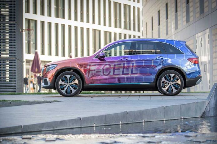 Mercedes-Benz GLC на водні