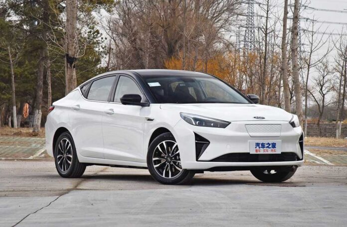 JAC представила электрический лифтбек с запасом хода 530 км