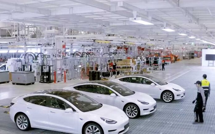 Как производят электромобили Tesla в Китае. Видео