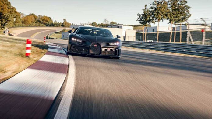 Гиперкар Bugatti Chiron научили дрифтовать