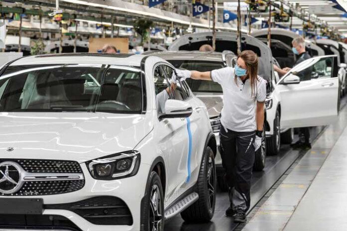 Заводы Mercedes-Benz возобновили производство