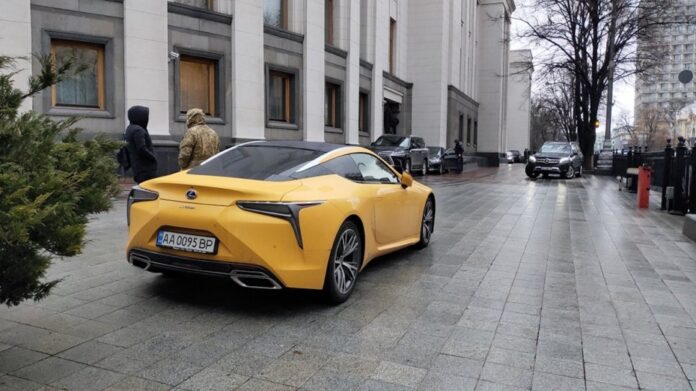 Топ-10 нардепов с самым большим автопарком