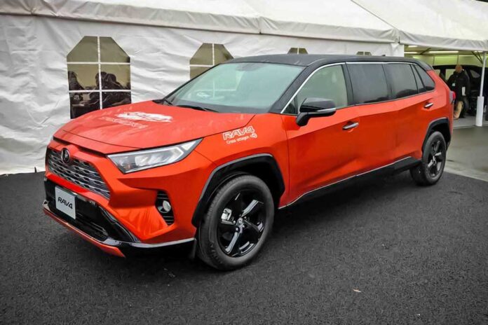 Сотрудники завода Toyota построили лимузин из кроссовера RAV4
