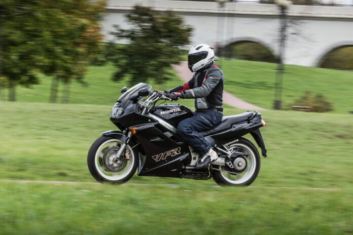 Мотоцикли класу спорт-турист: як вибрати доступну, але надійну модель