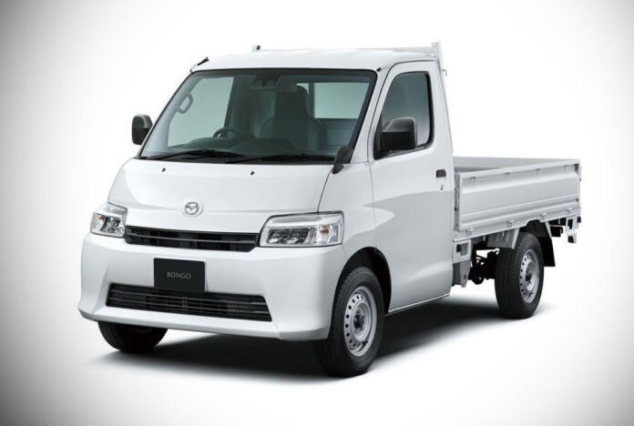Mazda выпустила грузовик и микровэн на базе Toyota