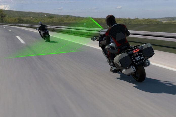 BMW оснастит свои мотоциклы адаптивным круиз-контролем