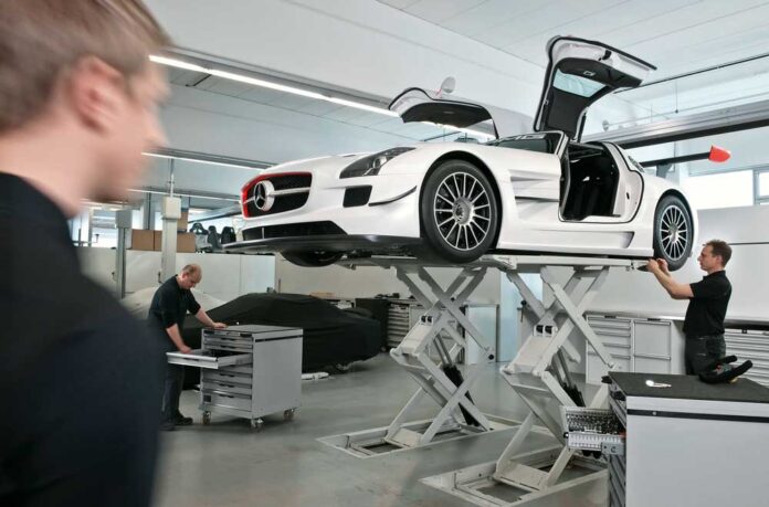 Многие новоиспеченные автовладельцы сразу отказываются от гарантии на автомобиль и уходят в гаражные сервисы. Другие остаются с «официалами» даже после истечения гарантийного срока. Одна из основных причин их выбора — оригинальные запчасти. Но стоит ли переплачивать за оригинальность?