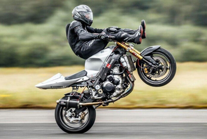 Британец разогнался на заднем колесе мотоцикла до рекордной скорости