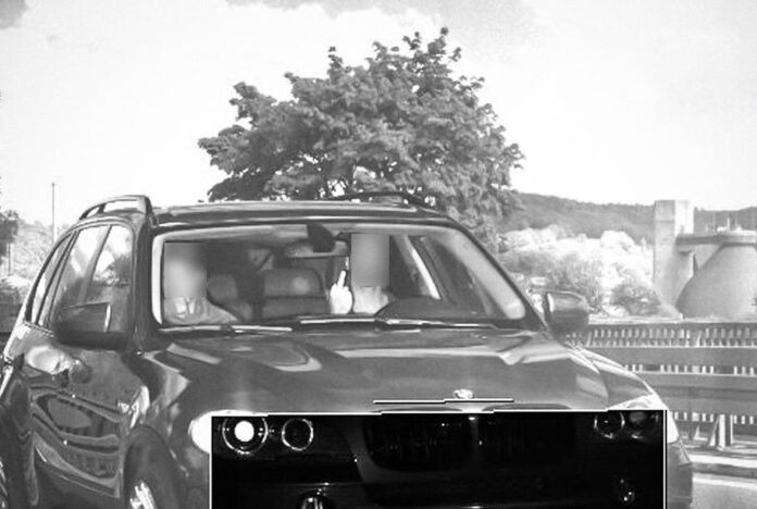 В Германии водителя BMW X5 оштрафовали на 1500 евро за неприличный жест