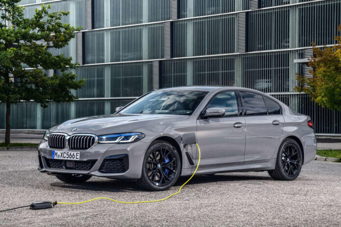 BMW выпустила 394-сильный розеточный гибрид 5-Series