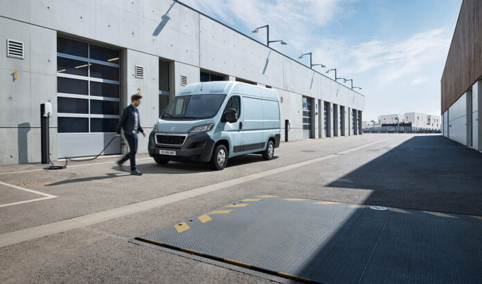 Peugeot представил электрический фургон e-Boxer