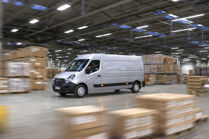 Фургон Opel Movano едет в Украину