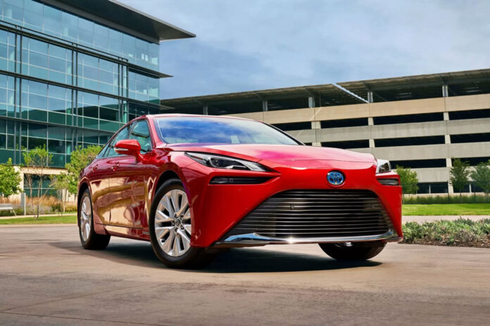 Toyota раскрыла характеристики нового водородного седана Mirai