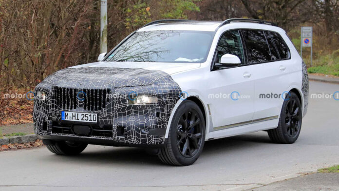 Обновленный BMW X7 попался фотошпионам