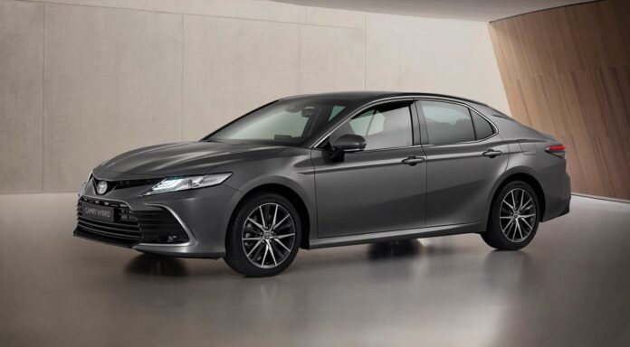 Toyota обновила Camry для Европы