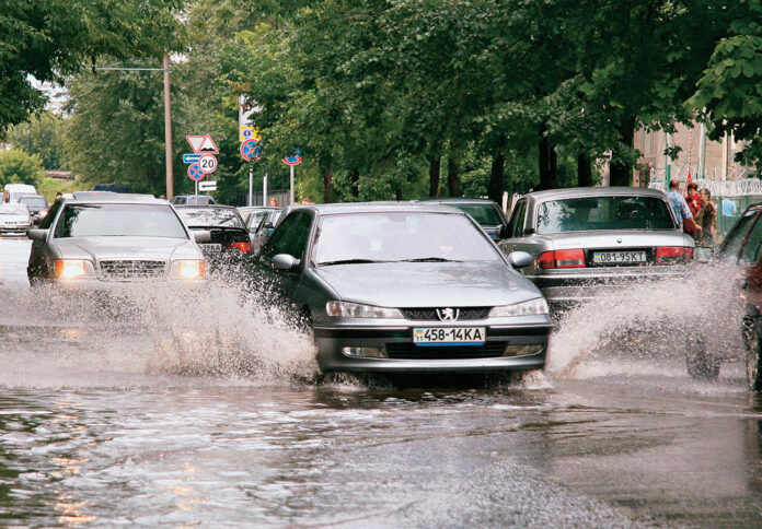 Чем для автомобиля опасна вода