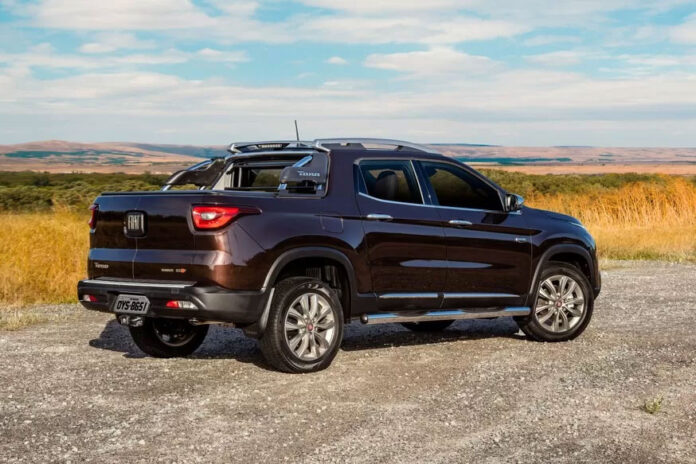 Шпионы заглянули в салон обновленного пикапа Fiat Toro