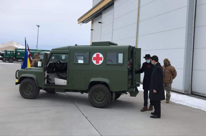 Украинские военные получили семь Land Rover Defender