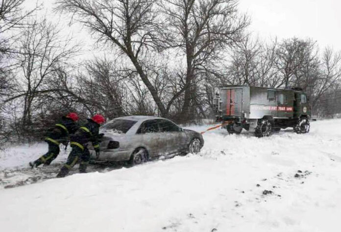 В четырех областях ограничено движение по дорогам из-за снегопада