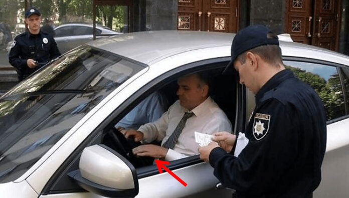 Руки на руле при остановке полицией