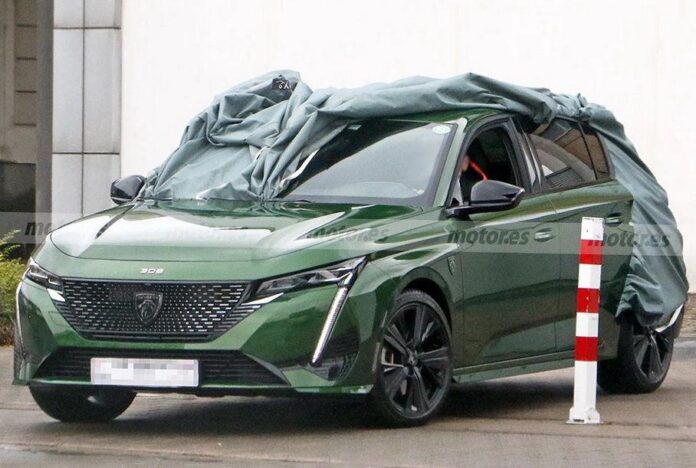 Третье поколение Peugeot 308 с новой эмблемой марки засветилось на фото