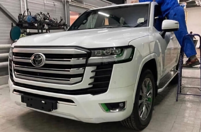 Новое поколение Toyota Land Cruiser сфотографировали без камуфляжа