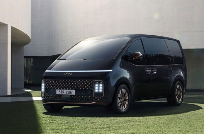 Hyundai рассказала о моторной гамме минивэна Staria