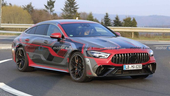 Фотошпионы поймали на тестах самую мощную четырехдверку Mercedes-AMG