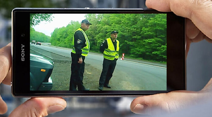 Чи має право водій знімати на відео працівника поліції?