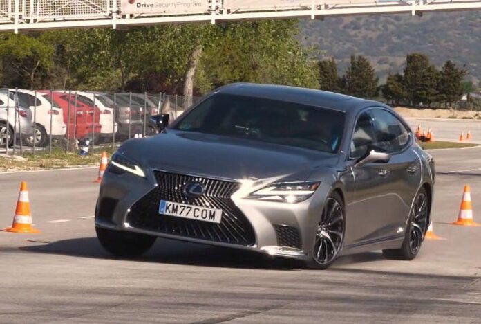 Іспанці відправили Lexus LS на «лосиний тест»