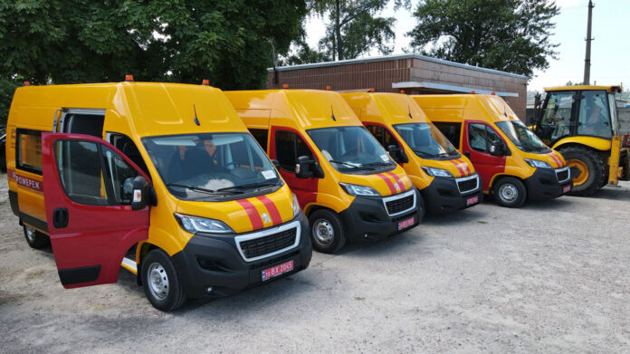 ДТЕК отримала партію аварійно-рятувальних фургонів Peugeot Boxer
