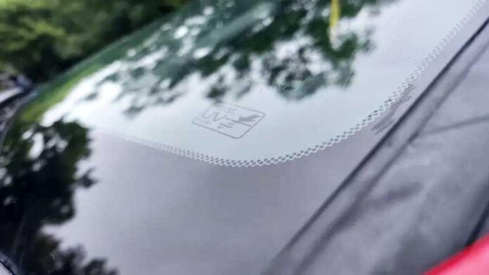 Що означають чорні рамки та точки на склі та дзеркалах автомобіля