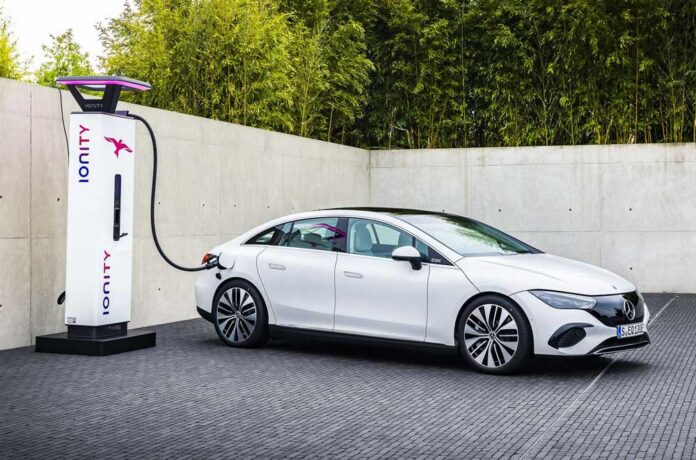 Седан Mercedes-Benz EQE став серійним