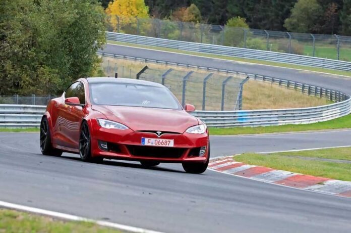 Tesla Model S побила рекорд Porsche Taycan