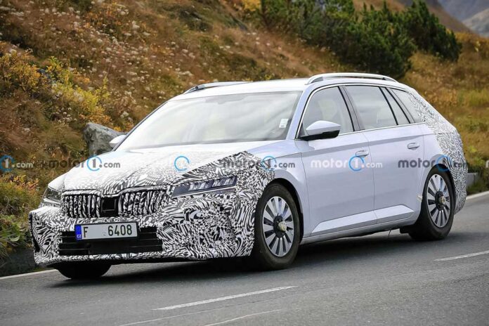 Skoda вивела на тести нове покоління Superb