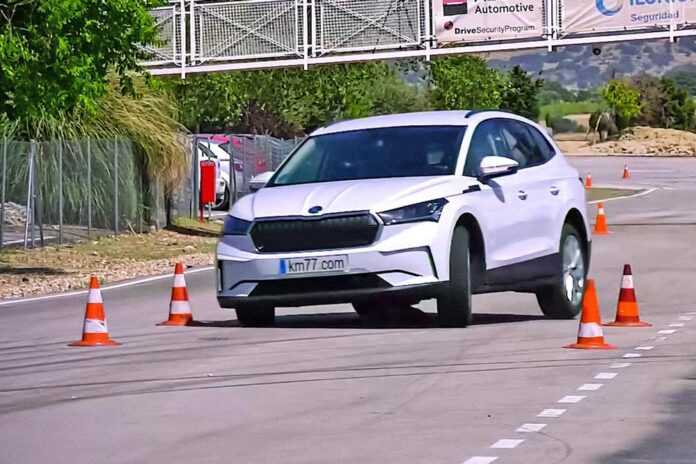 Перший електричний кросовер Skoda провалив «лосиний тест»