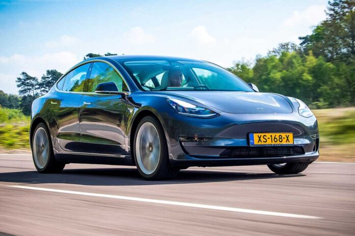 Tesla запроваджує нові правила використання автопілота