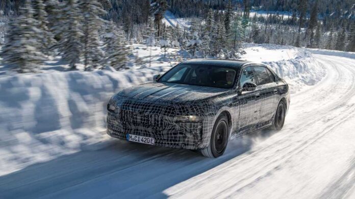 BMW випробовує електричний седан i7 в умовах північних морозів