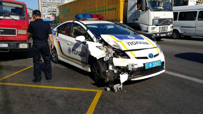Розбитий поліцейський автомобіль